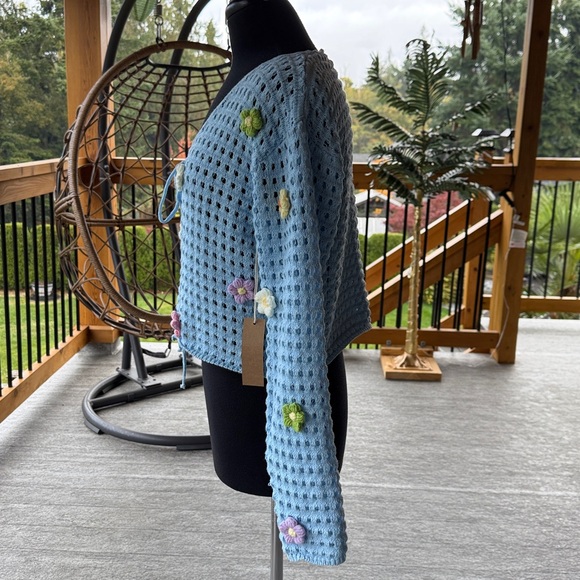 Dreamers by Debut | Knit - 3D Floral Crop Sweater - Picture 3 of 8